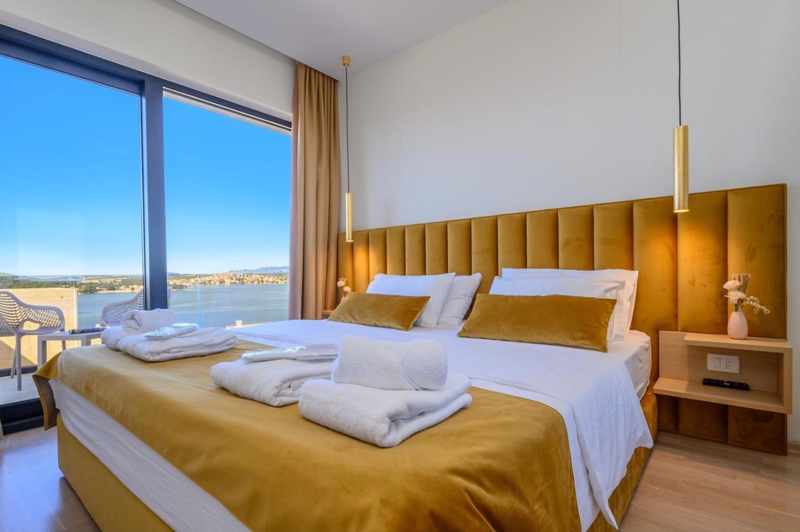 Ramarin 1 With Heated Pool, Jacuzzi And Sauna By The Sea In Rogoznica *