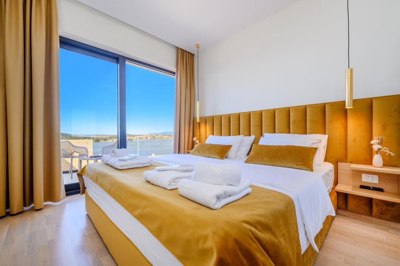 Villa Ramarin 1 With Heated Pool, Jacuzzi And Sauna By The Sea In Rogoznica *