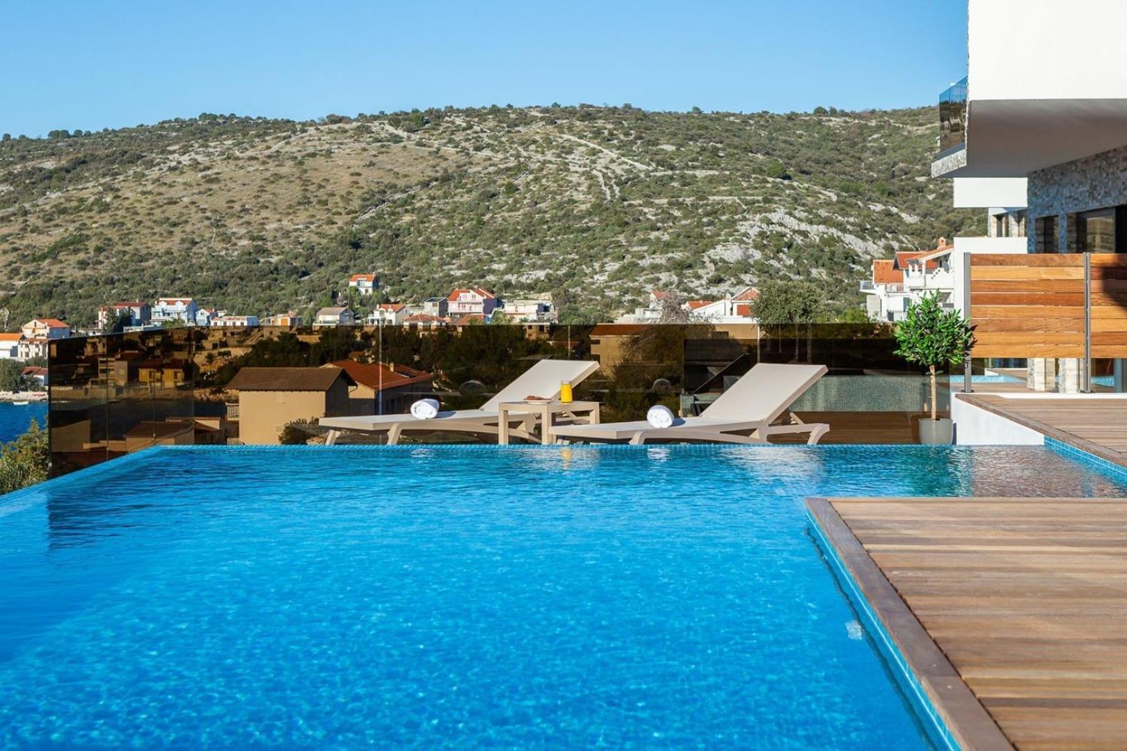 Ramarin 1 With Heated Pool, Jacuzzi And Sauna By The Sea In Rogoznica *